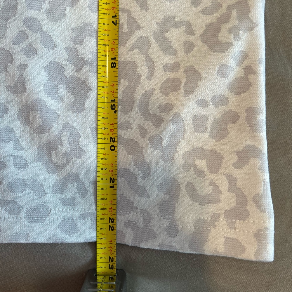 🌺 2/$8🌺 Banana Republic Short Sleeve Top - Picture 3 of 7